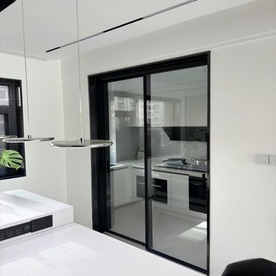 Stilvolle thermisch getrennte Aluminium-Schiebetür mit schmalem Rahmen und gehärteten Glasscheiben